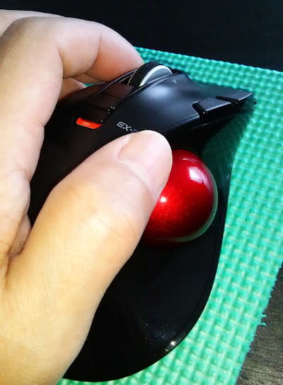 エレコム ワイヤレストラックボールマウス(左手・親指操作タイプ) M-XT4DRBK-Gのマウスで角度が付いているラインに指を乗せているところ