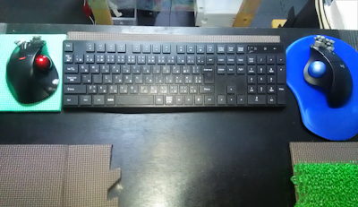 2つのトラックボールマウスとキーボード