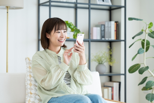 スマホを使っている女性