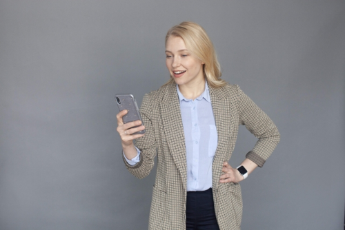 スマホを使っている外国人