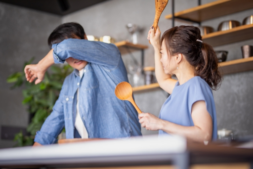 喧嘩している夫婦