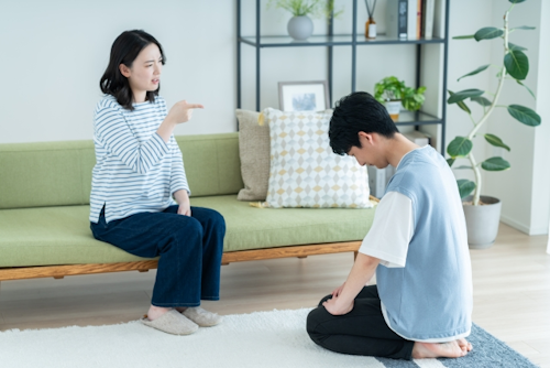旦那に怒っている妻