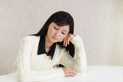 悩む主婦