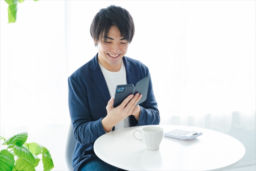 スマホを使う男性