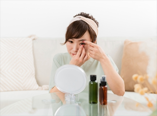 カラコンを付けているところの女性の写真