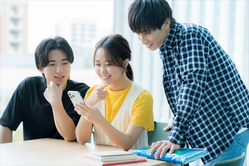 若い男女の写真